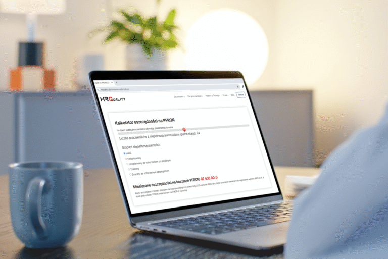 Zdjęcie przedstawia stół ze stojącym na nim otwartym laptopem. Na ekranie laptopa widoczna jest strona HRQuality. Ekran monitora prezentuje widok kalkulatora, który znajduje się na stronie i pozwala obliczyć wysokość oszczędności na PGRON przy zatrudnieniu pracowników z orzeczeniem o niepełnosprawności.