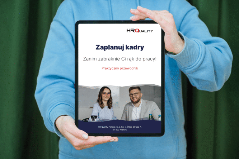 Tablet z wyświetloną okładką informatora HRQuality "Zaplanuj kadry zanim zabraknie Ci rąk do pracy!" o pracy tymczasowej dla działów produkcji