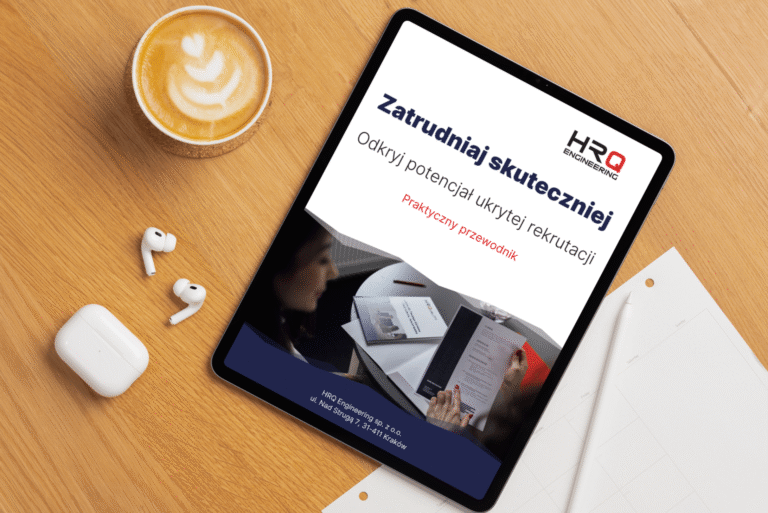 Tablet na którym znajduje się wyświetlona okładka informatora: Zatrudniaj skuteczniej Odkryj potencjał ukrytej rekrutacji